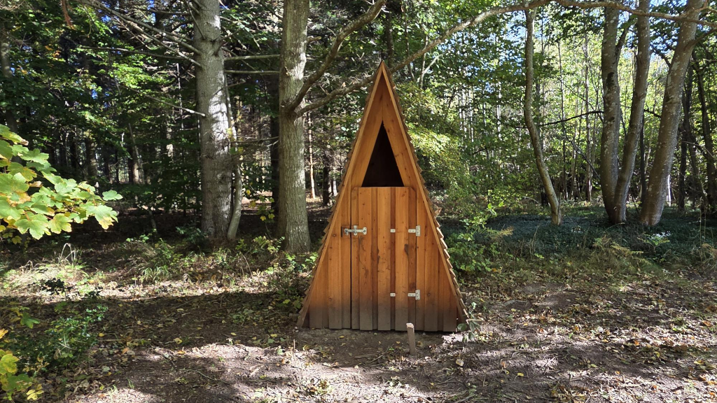 Et multtoilet i skoven på shelterpladsen i Skablund Skov