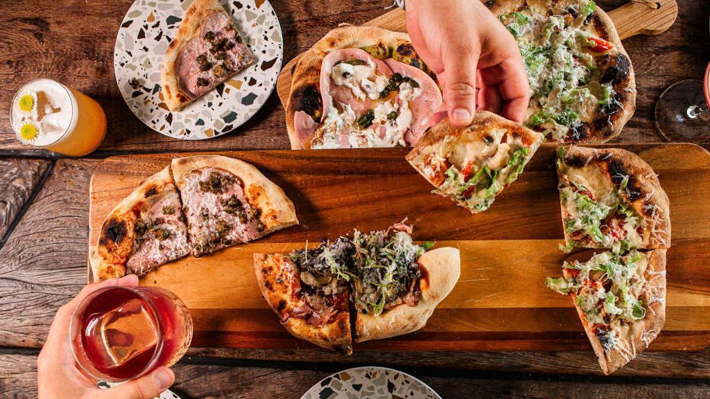 Gourmet pizza og cocktails hos på en skærebræt