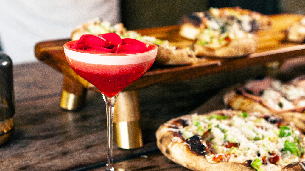 Pizzaer og en strawberry daiquiri på en bardisk