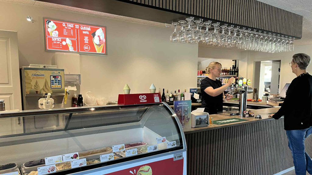 Isbod og bar i caféen hos Gudenå Camping