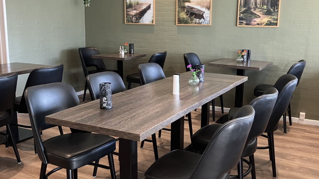 Et bord i caféen hos Gudenå Camping