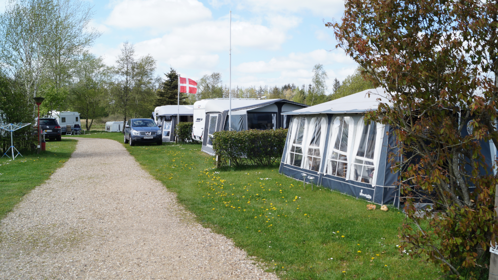 Campingvogne på pladsen hos Gudenå Camping