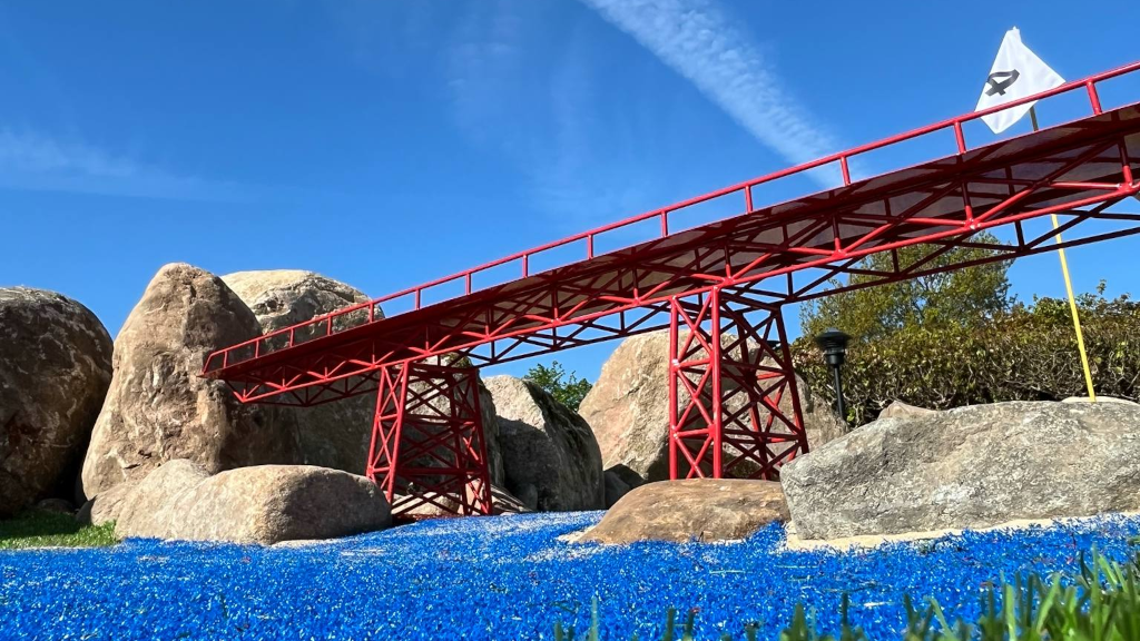 Miniature udgave af Den Genfundne Bro på minigolfbanen hos Gudenå Camping