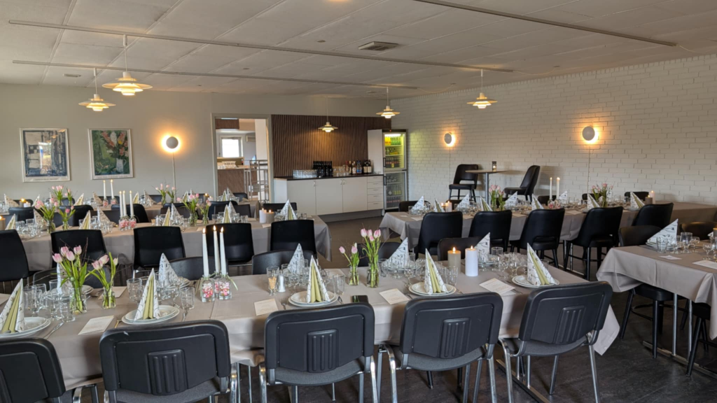 Opdækkede borde hos Gudenå Camping