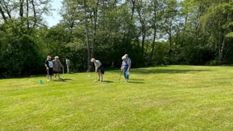 Ældre mennesker spiller krolf hos Løgballe Camping