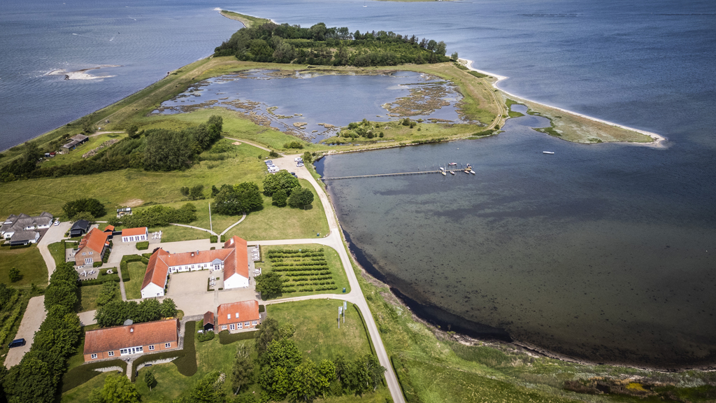 Borre Knob og fjordhotellet set oppefra med Drone