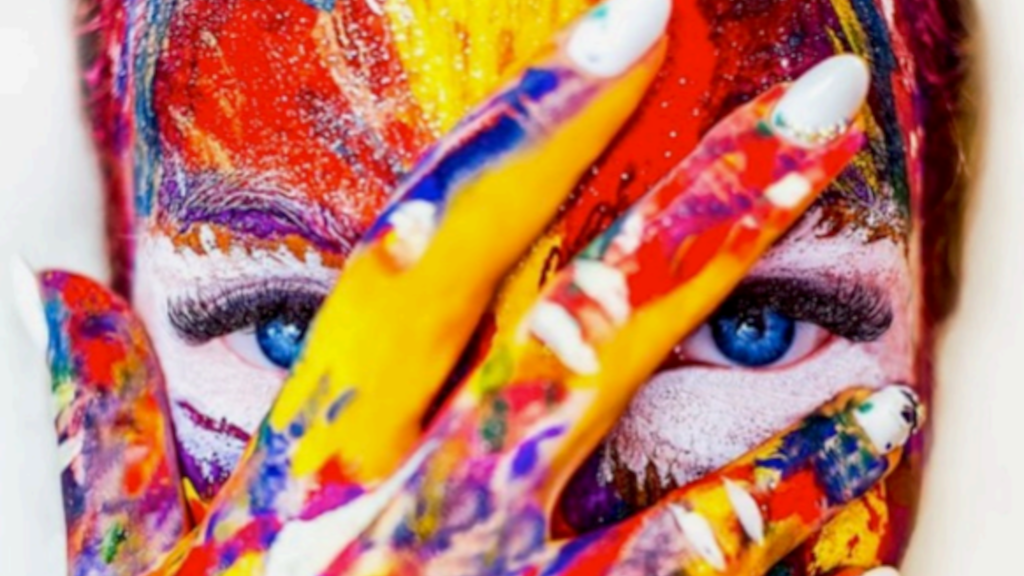 Et billede af indehaveren af Artlife by Sommer med maling i ansigtet