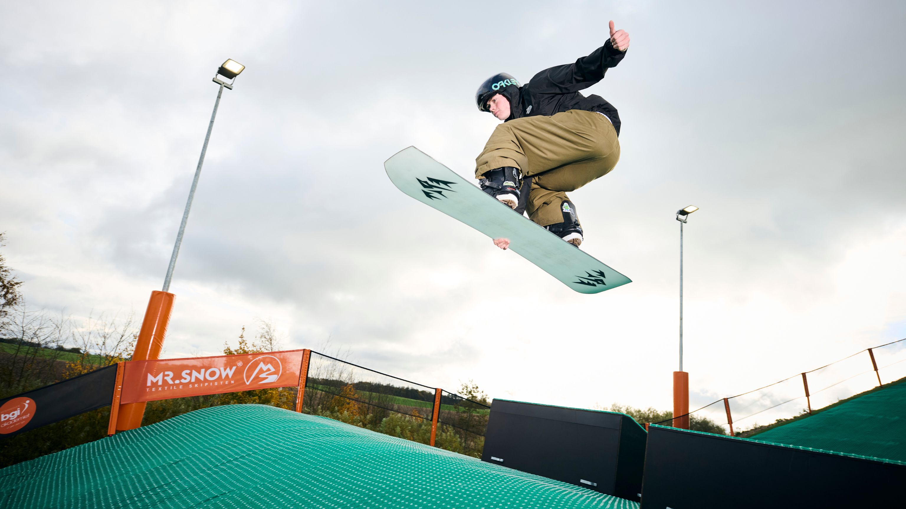 Snowboarder der hopper på skibakken hos BGI Snowsport Arena