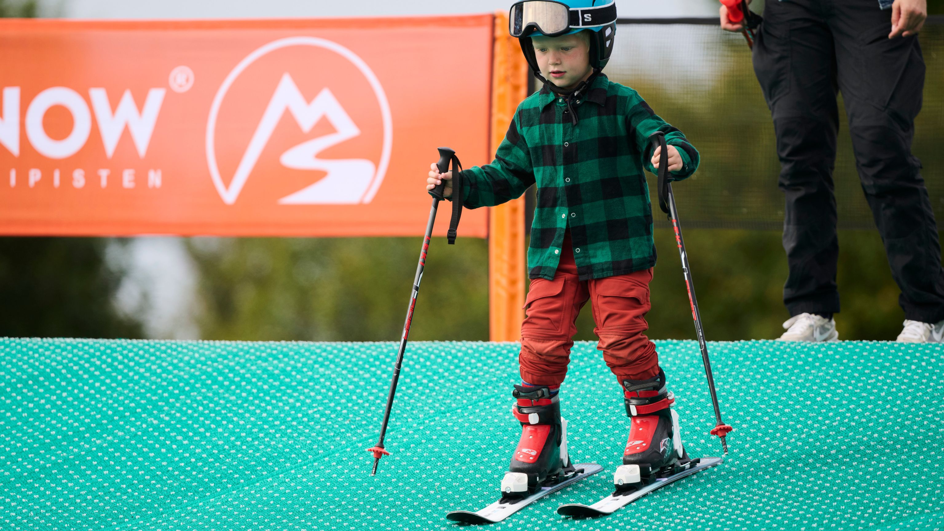 Lille dreng på ski på skibakken hos BGI Snowsport Arena