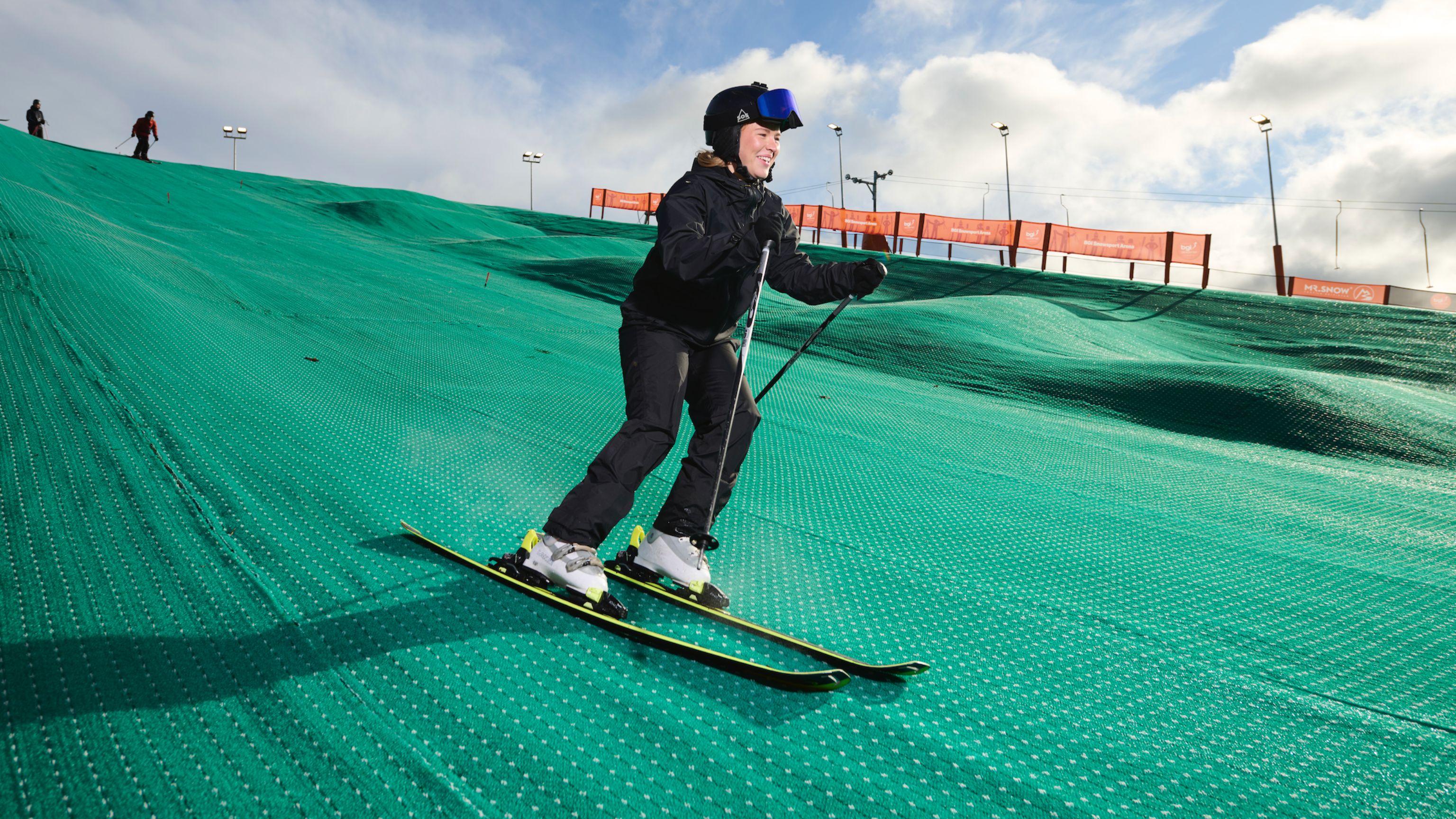 Pige på ski på skibakken hos BGI Snowsport Arena