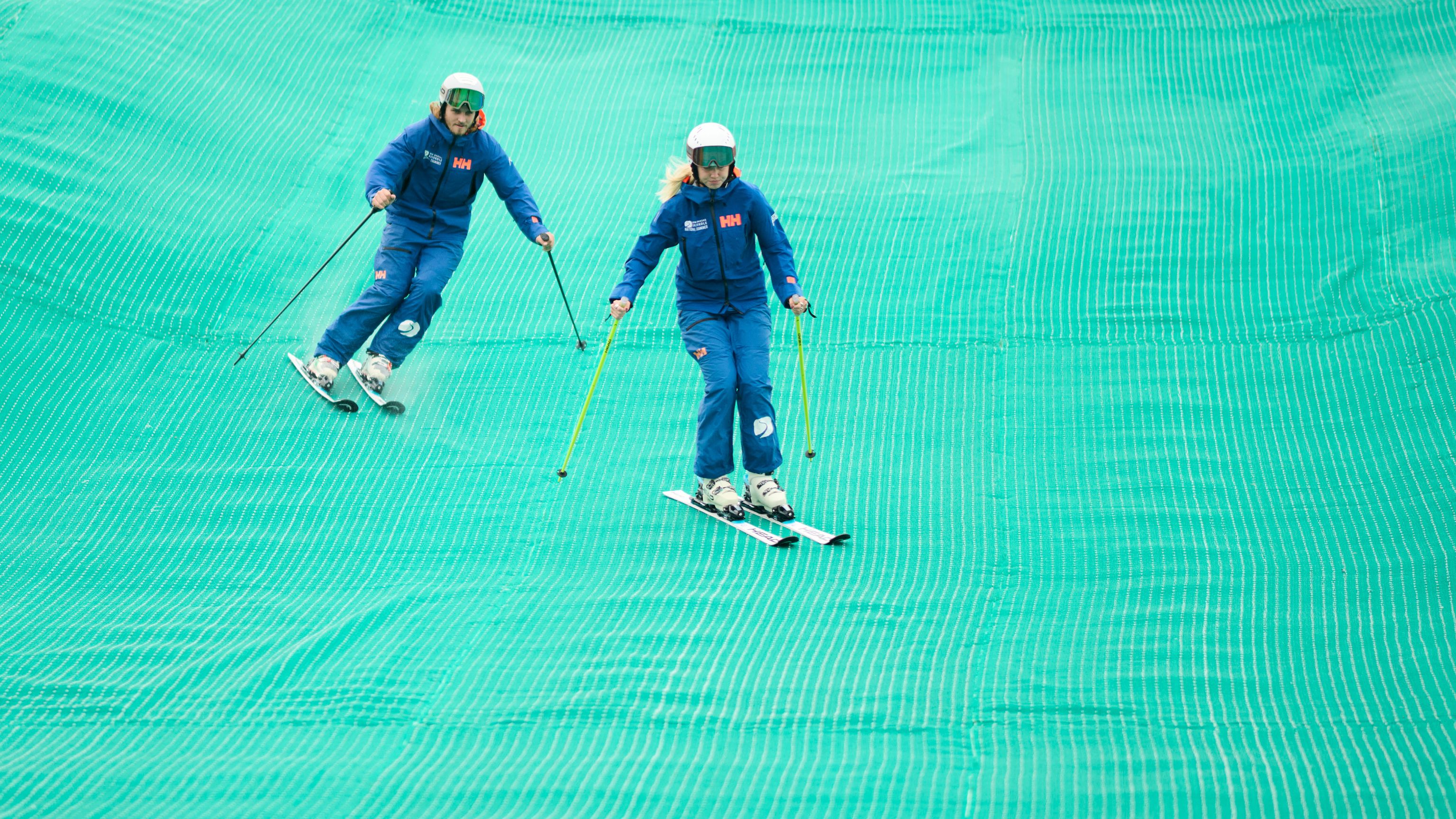 Unge fra BGI akademi på ski på skibakken hos BGI Sowsport Arena