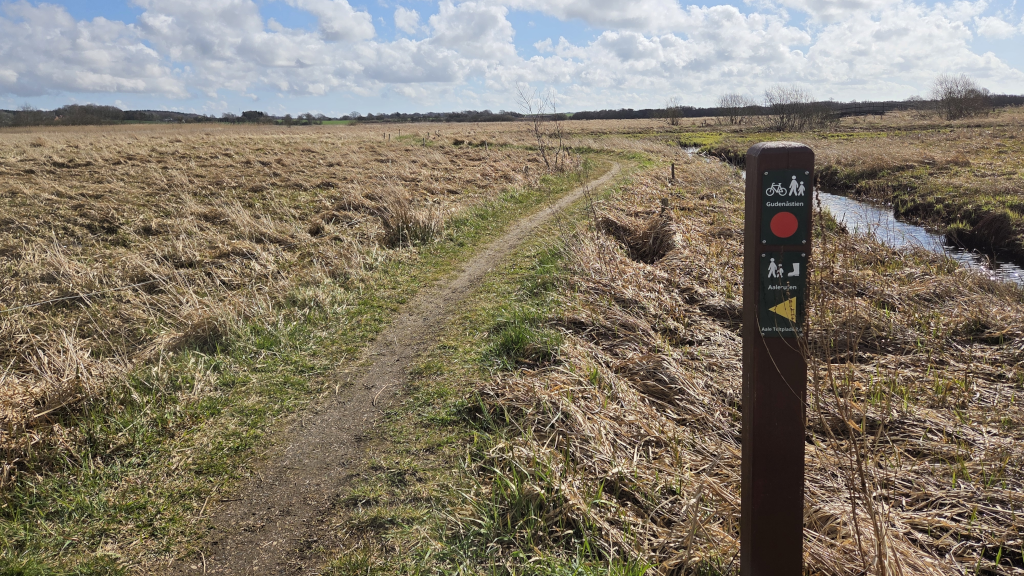 Skilt for Gudenåstien i Uldum Kær