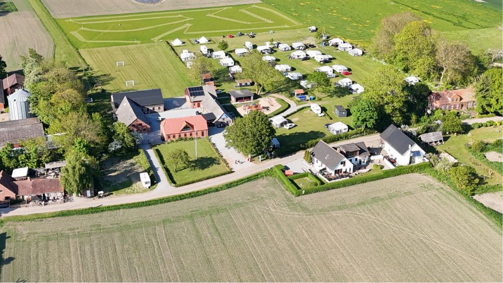 Hjarnø Campingplads set fra oven (dronefoto)