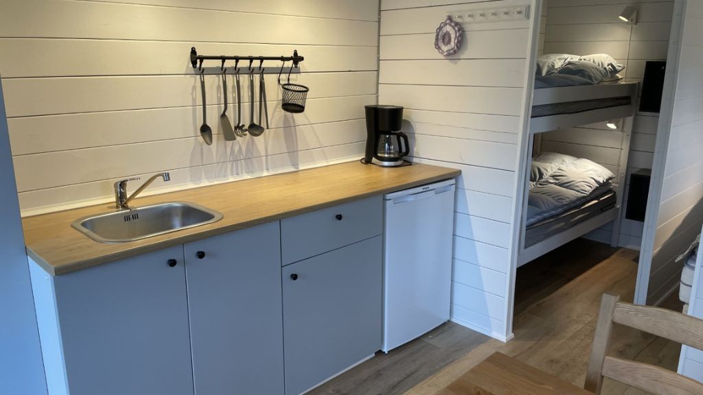 Hytte 5/6 set indefra med køkken og køjeseng