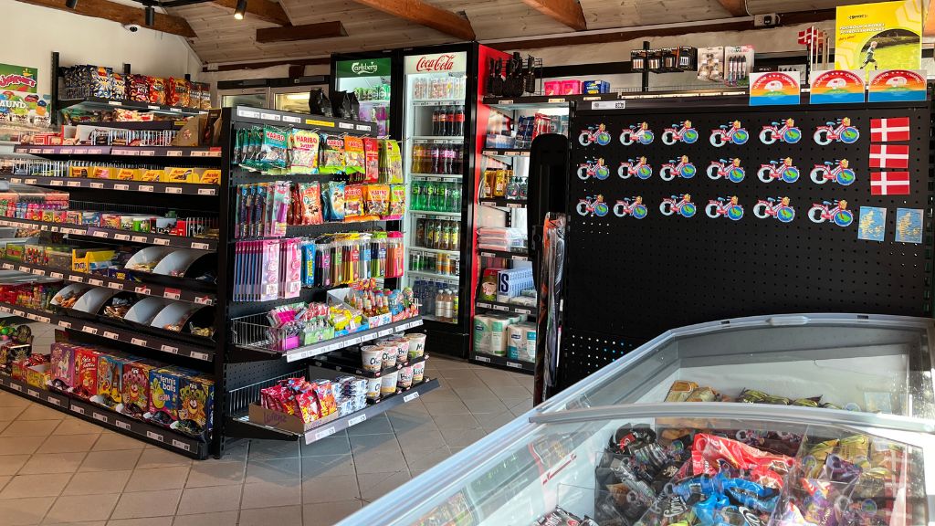 Hjarnø Camping - kiosken med varer på hylder og is i fryseren