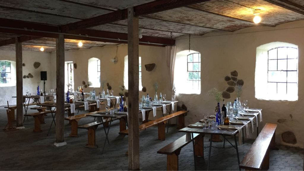 Hjarnø Camping - den gamle kostald, festlokale