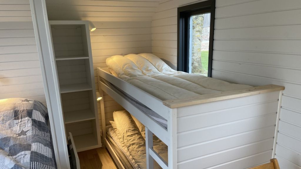 Hjarnø Camping hytte 3/4 set indefra med sovepladser