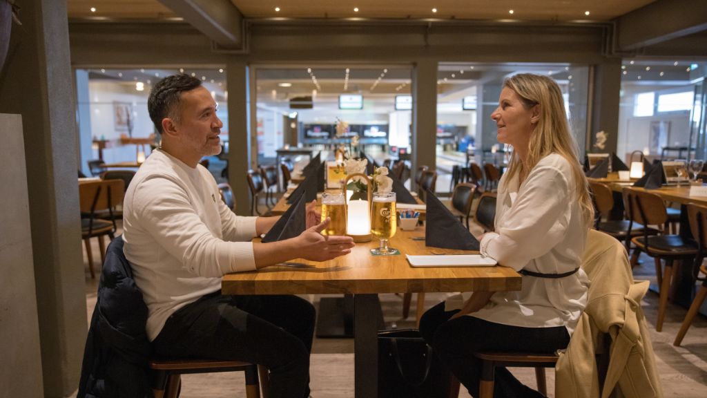 Restaurant Det Gode Selskab på Pejsegården, hvor et par sidder et bord i restauranten.