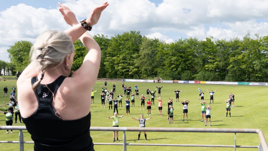Group warm-up for the Den Genfundne Bro race