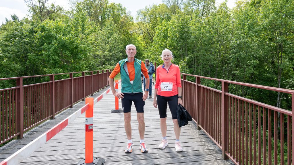 Woman and man participating in the Den Genfundne Bro race