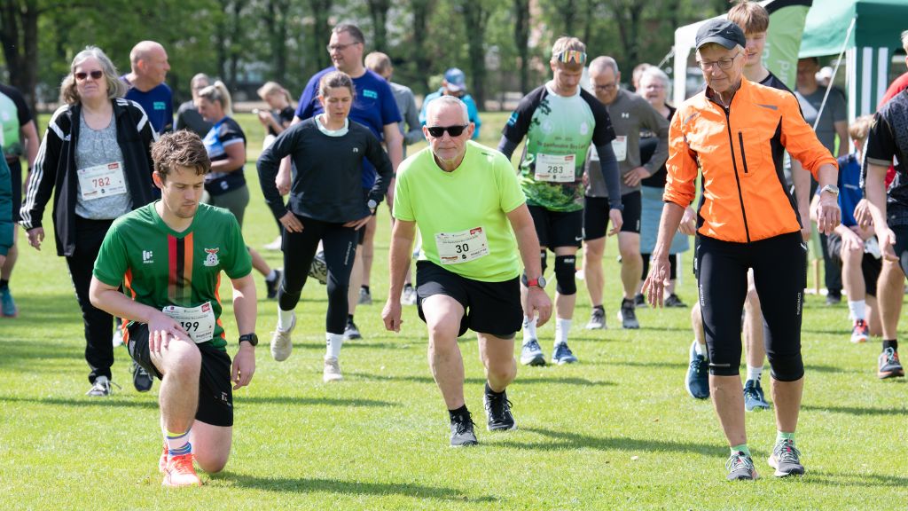Group warm-up for the Den Genfundne Bro race