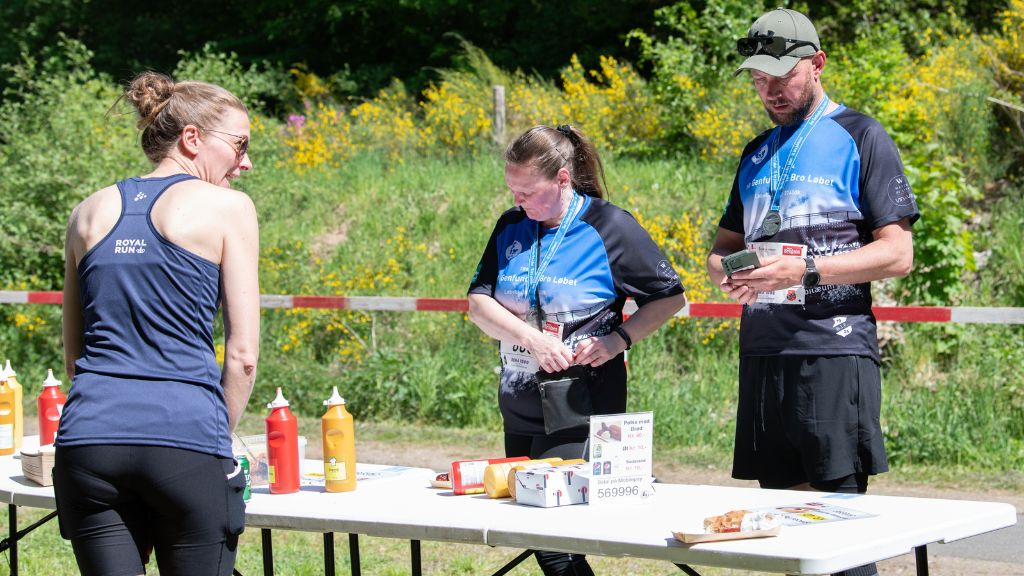 Group warm-up for the Den Genfundne Bro race