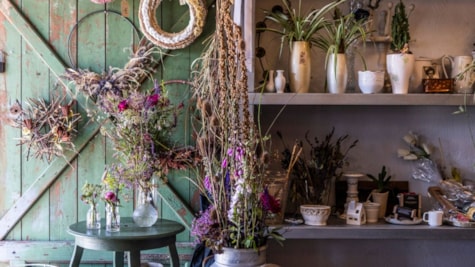 Tinnetgaard Gårdbutik med fine pynteting på hylderne bl.a. blomsterkranse, vaser, friske og tørrede blomster