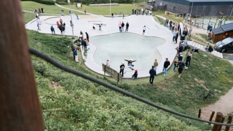 Skatere i Skatearena Juelsminde Naturpark