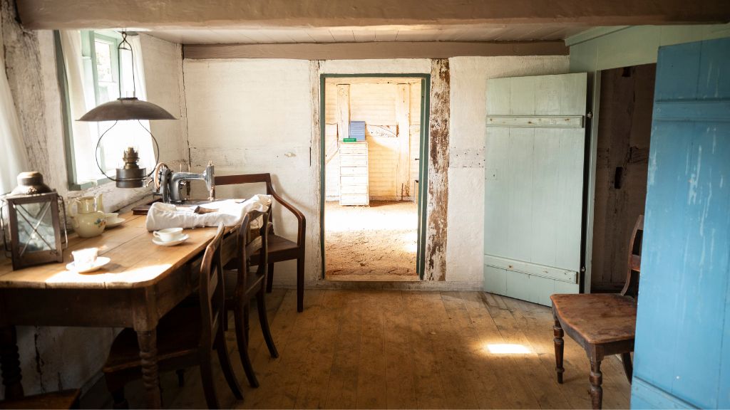 Glud Museum viewed from the inside – a traditional living room with a sewing machine.