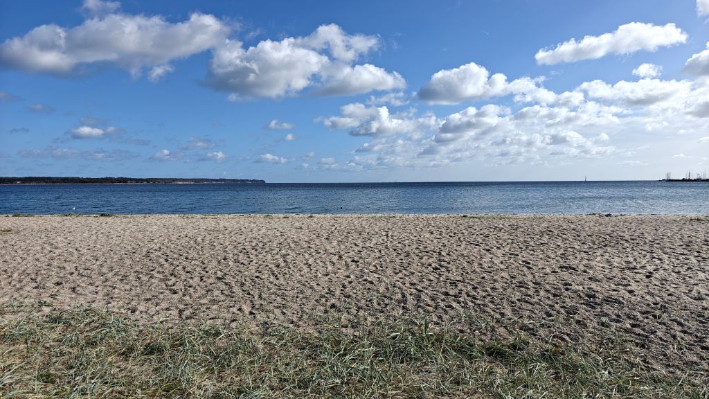 Beautiful, unspoilt beach at Sandbjerg Vig.
