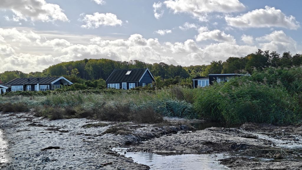 Holiday homes in the bay at Sandbjerg Vig, right next to Juelsminde Marina.