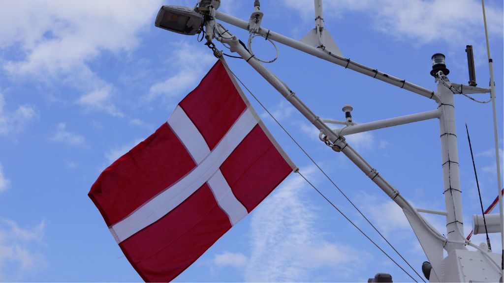 Dannebrog-Flagge auf einem Boot im Hafen von Hjarnø