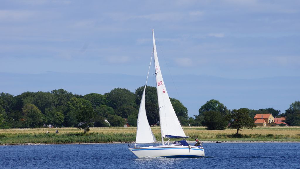 Segelboot auf dem Wasser beim Hjarnø Bootshafen.