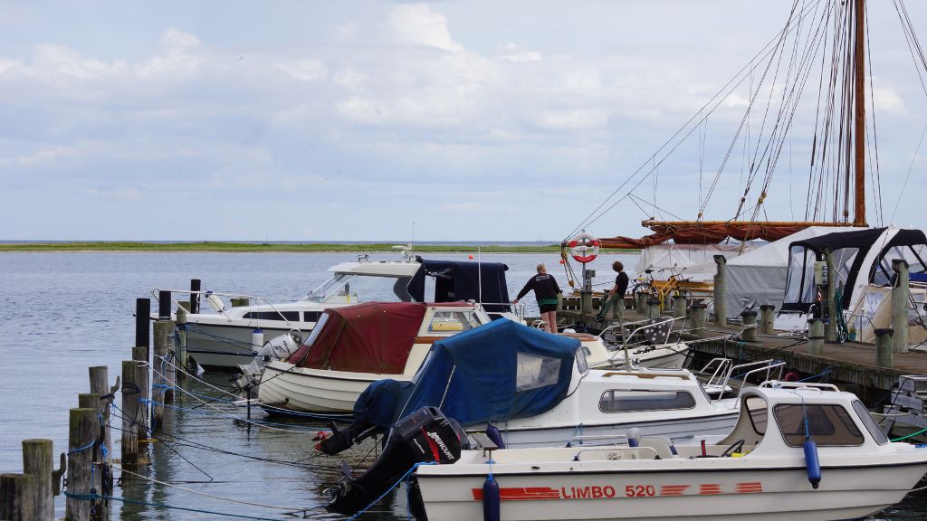 Hafenatmosphäre im Hjarnø Bootshafen.