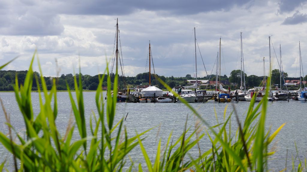 Hafenatmosphäre im Hjarnø Bootshafen.
