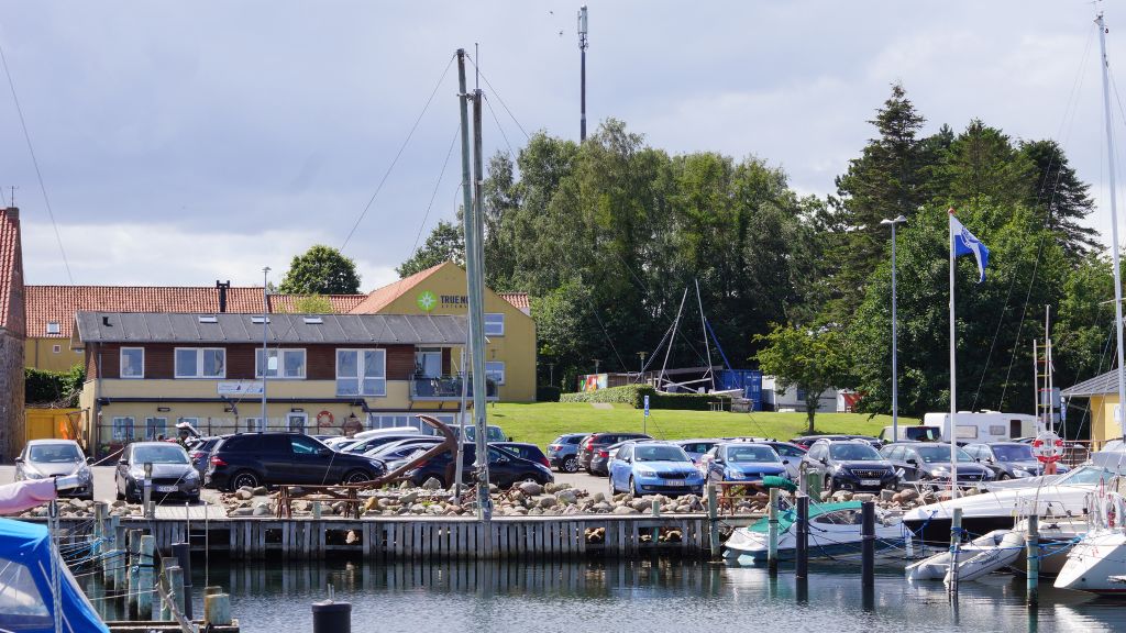 Hafenatmosphäre im Hjarnø Bootshafen.