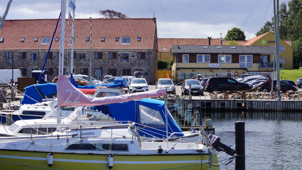 Hafenatmosphäre im Hjarnø Bootshafen.
