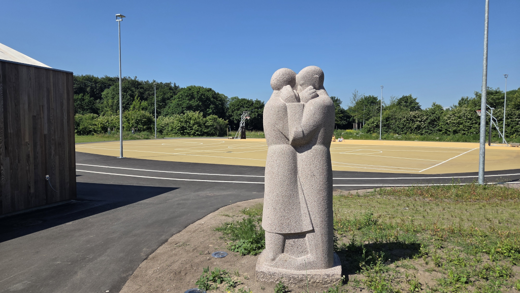 Skulptur af mand og kvinde i kærlig omfavnelse af Sven Halberg hos Egmont Bevægelsespark