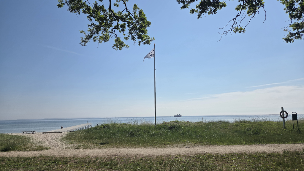 Kyststien ved Hou Strand med badebro og badeflag