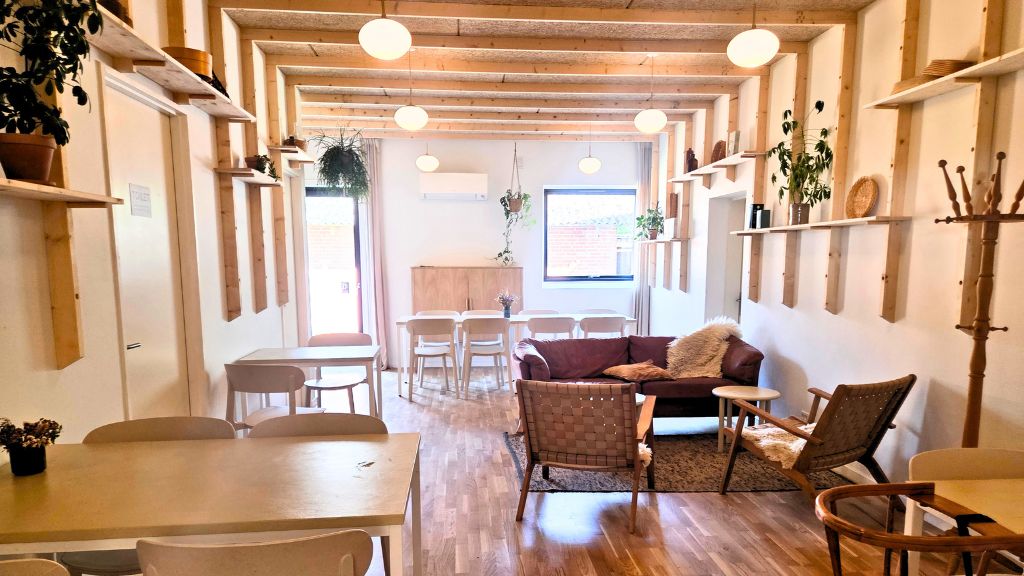 Das Café bei GROFT, wo es Tische und Stühle gibt und auch bequeme Möbel zum Sitzen.