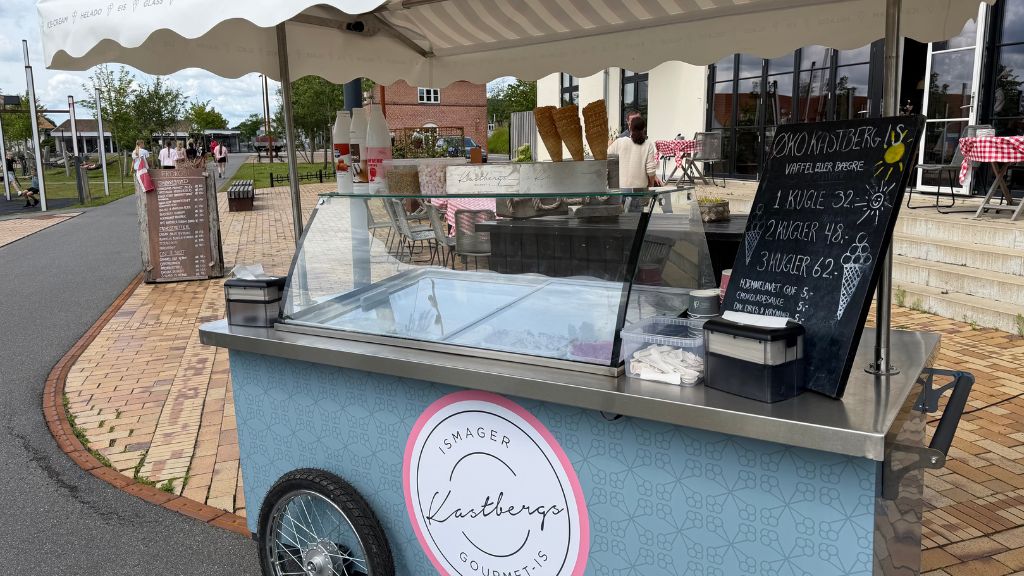 Eiswagen mit Bio-Eis von Kastberg vor dem Restaurant Rummelig in Brædstrup.
