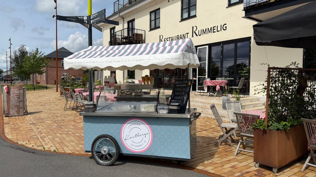 Eiswagen mit Bio-Eis von Kastberg vor dem Restaurant Rummelig in Brædstrup.