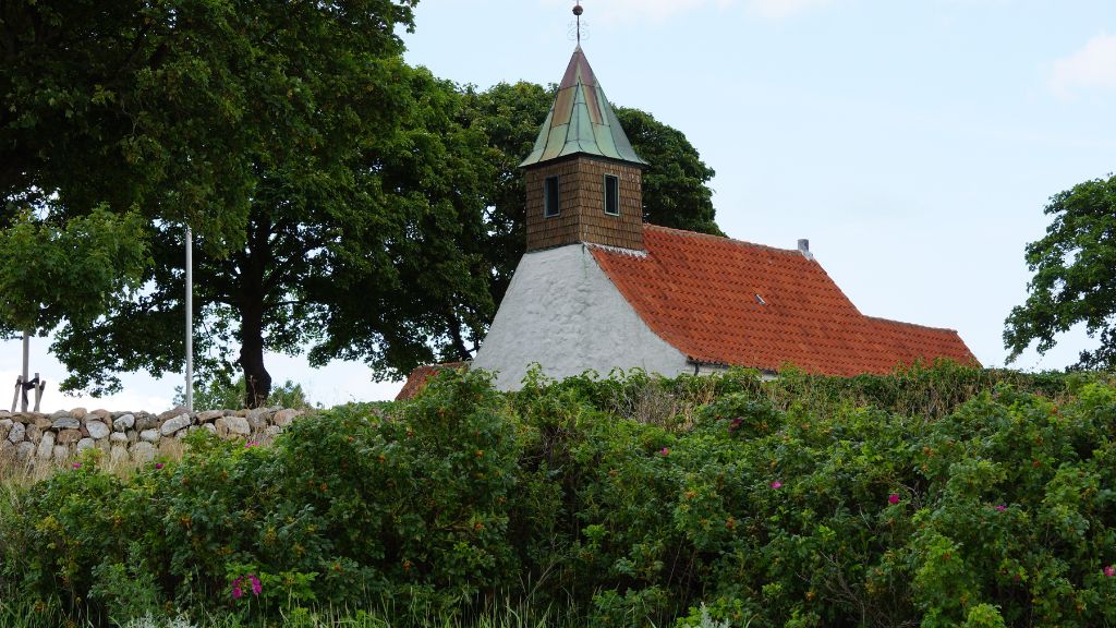 The tower and roof of Hjarnø Church, seen from the outside.