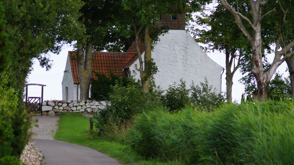 The path leading up to Hjarnø Church on a spring day.
