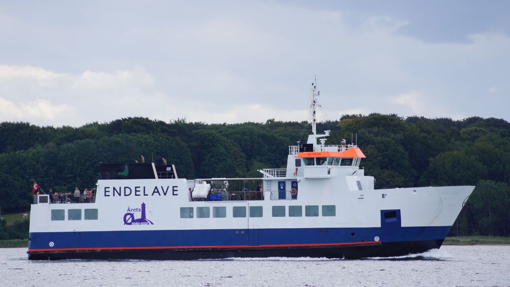 Die Endelave-Fähre gesehen von Hjarnø.