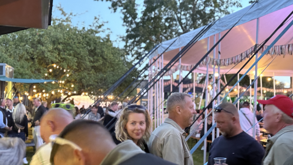 Aftenstemning mellem teltene til Festivalen Endelave