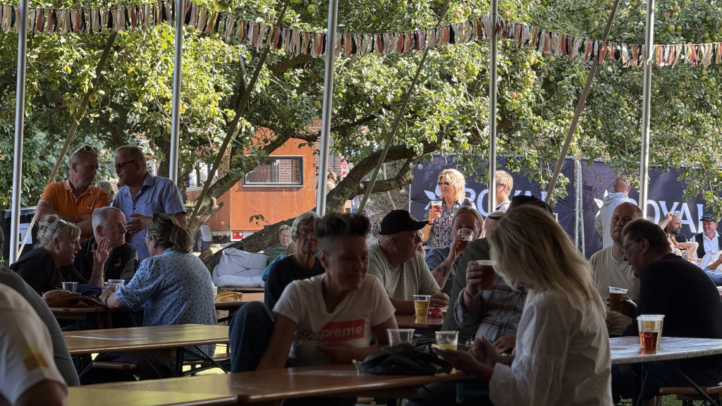 Afslapning ved borde i telt til Festivalen Endelave