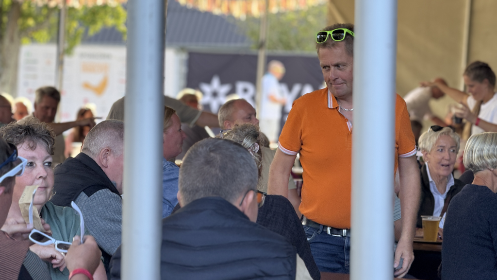 Mange gæster i et telt til Festivalen Endelave