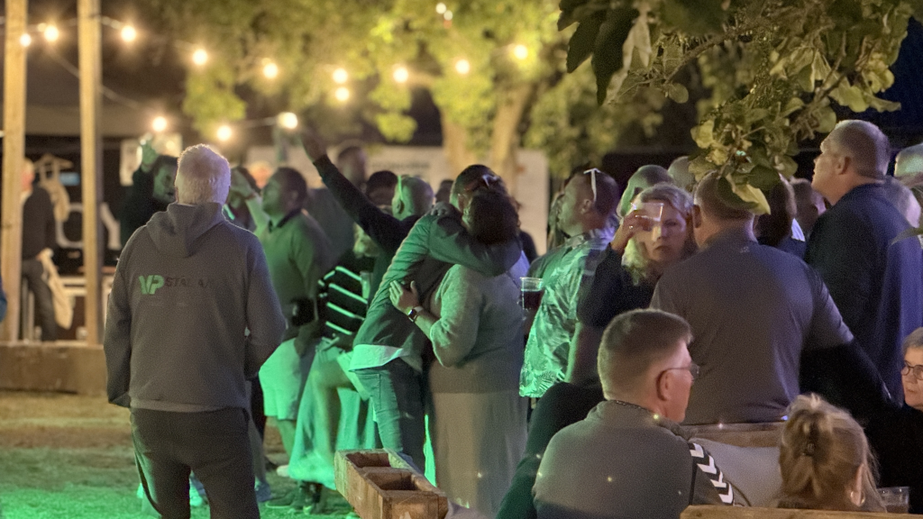 Hyggelig belysning i træerne til Festivalen Endelave