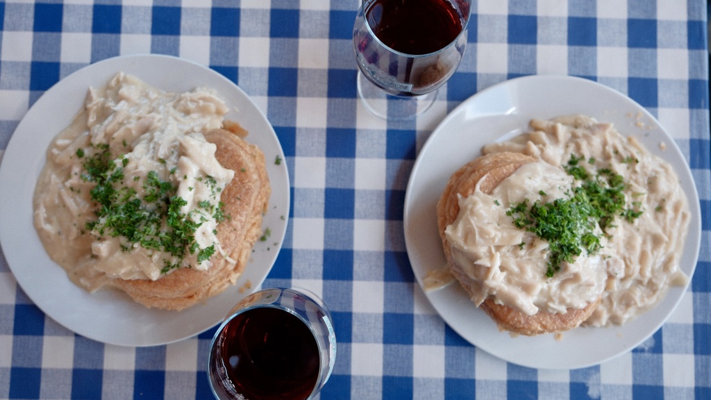 Tarteletter og rødvin på et bord hos Café Alrø